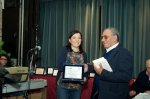 il Pres. iannone premia la prof.Paola Grillo dellIst. Compr.A.M.  di Stornarella (FG)